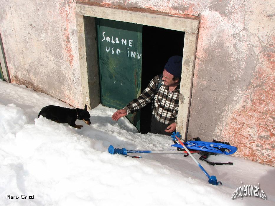 32 Aperta  a fatica la porta del 'salone invernale'.jpg